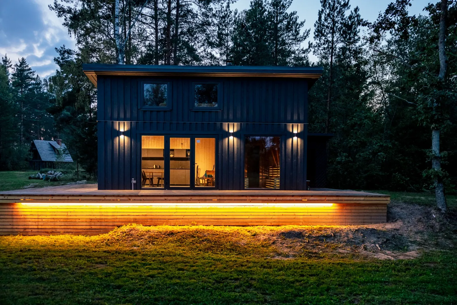 pirts izskatas no aras tumsa