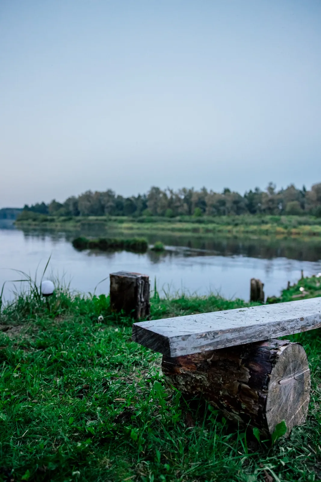 bilde ar gauju blakus pirtij